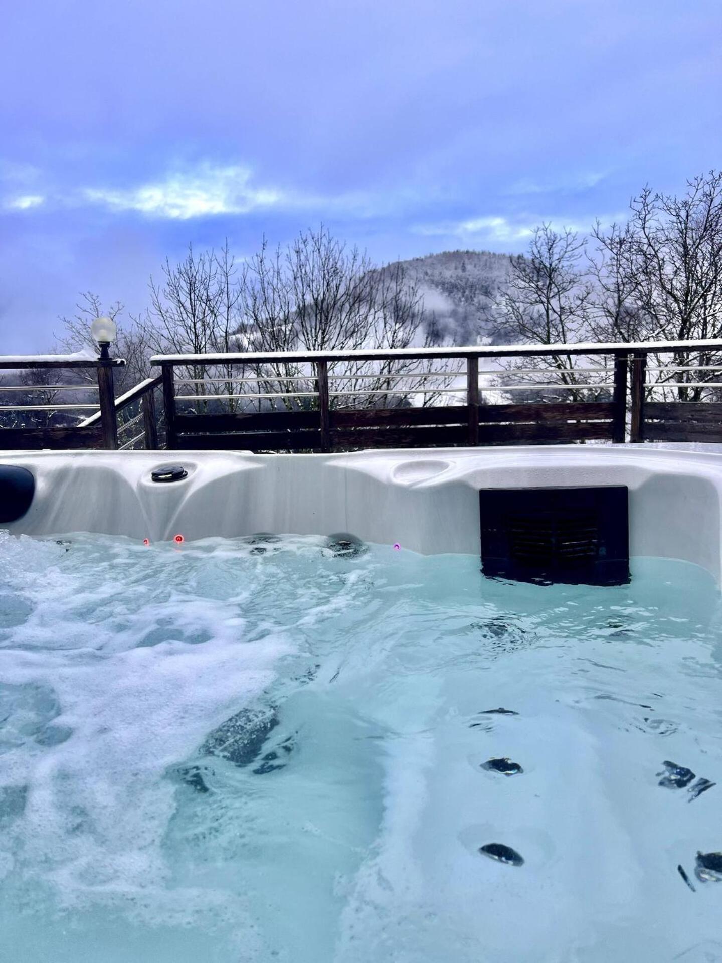 Charming Family Chalet For 8 People, With Private Hot Tub Les Clefs Exterior photo